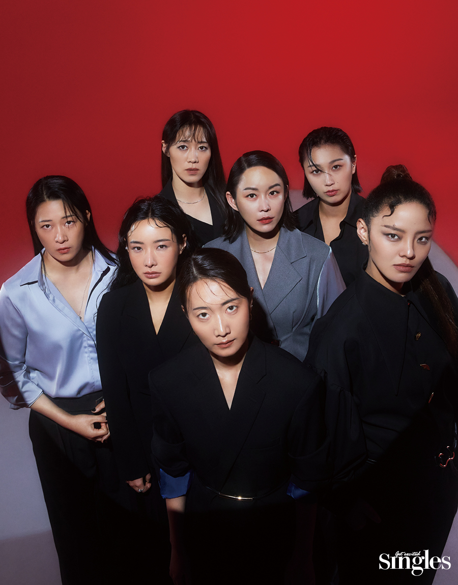 사이렌 출연진 김경애, 김혜리, 김봄은, 이수련, 김희정, 김현아와 이은경 PD가 출연한 싱글즈 화보